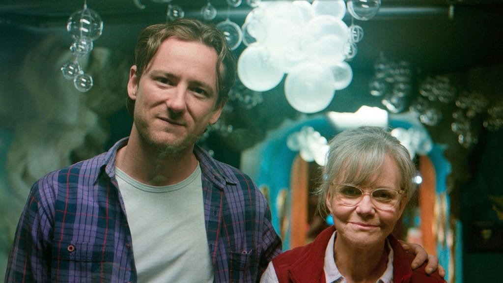 Mergulhe em Criaturas Brilhantes com Sally Field e Lewis Pullman