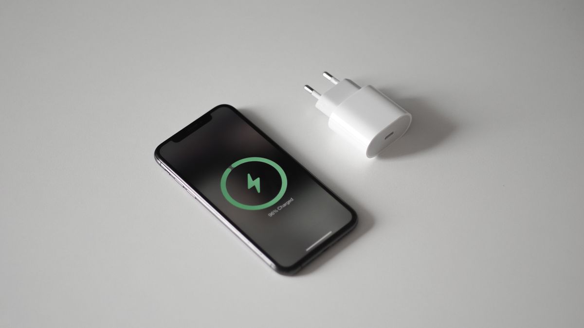 Quanto custa carregar o celular por ano? Veja o impacto real na conta de luz