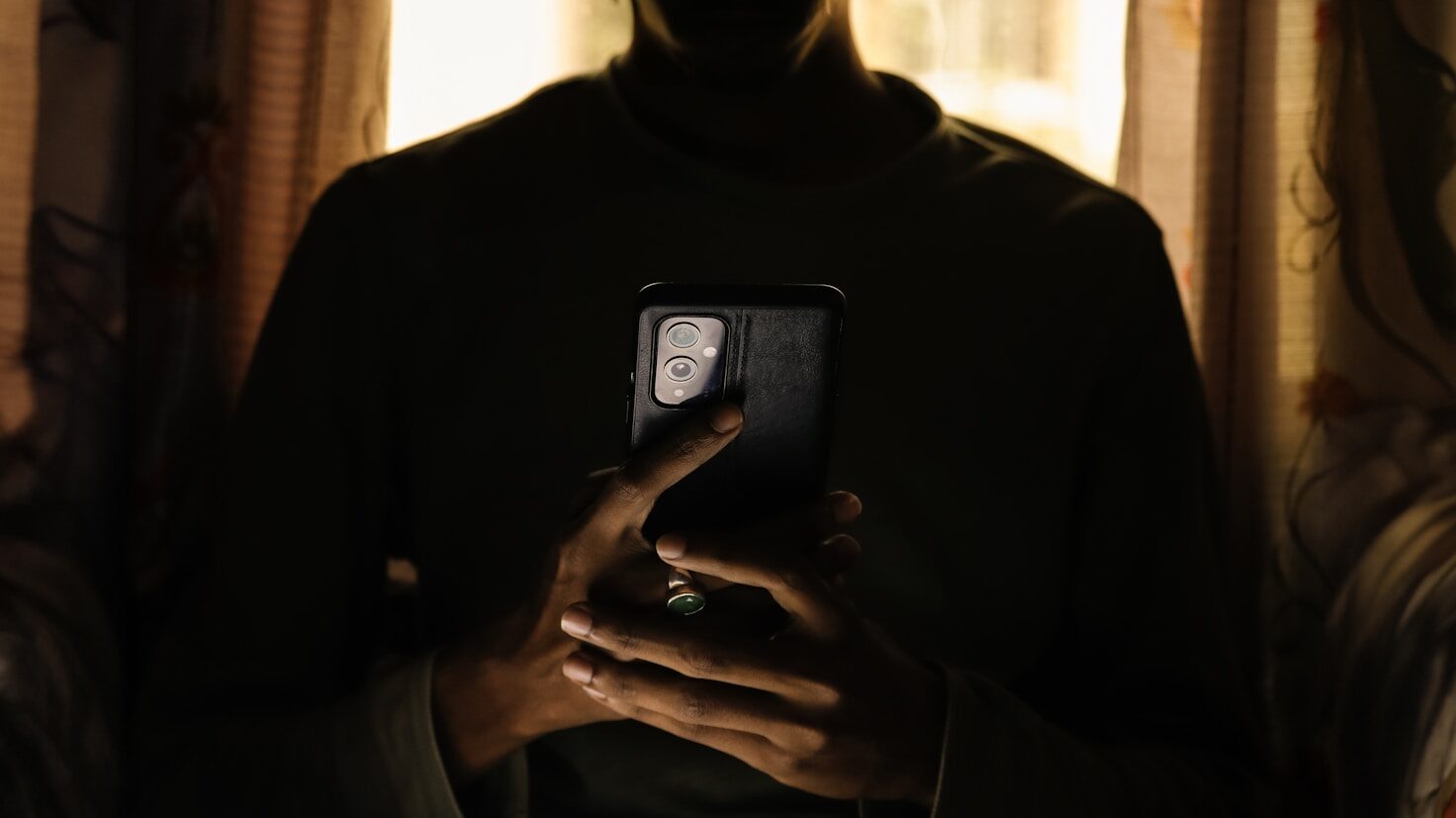 O que é stalkerware? Saiba como funciona esse tipo de app espião