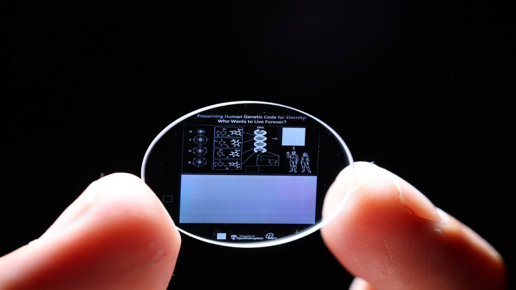 O disco de vidro capaz de guardar arquivos em 5D por bilhões de anos sem gastar energia