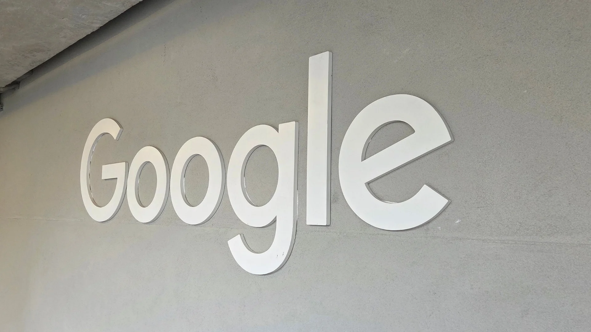 IA do Google expõe crianças a riscos graves e preocupa pais; empresa rebate