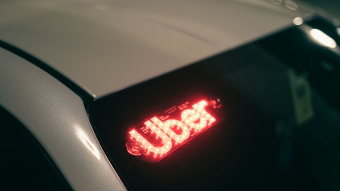 Luminosos de Uber e 99 geram polêmica e podem causar suspensão