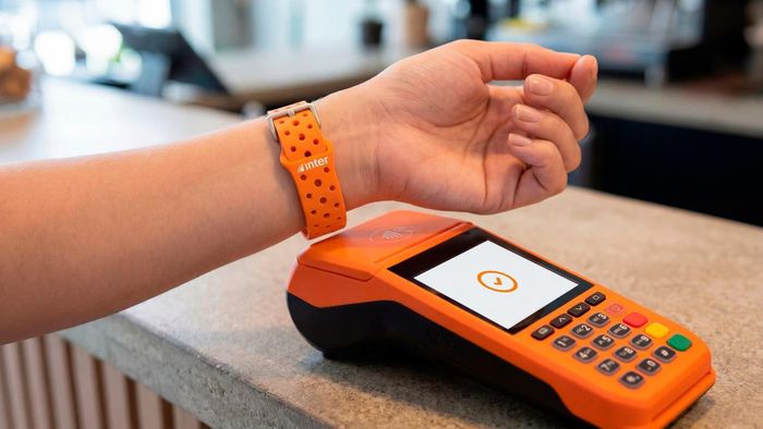 Banco Inter libera pagamento por anéis e pulseiras no Brasil; veja quanto custa