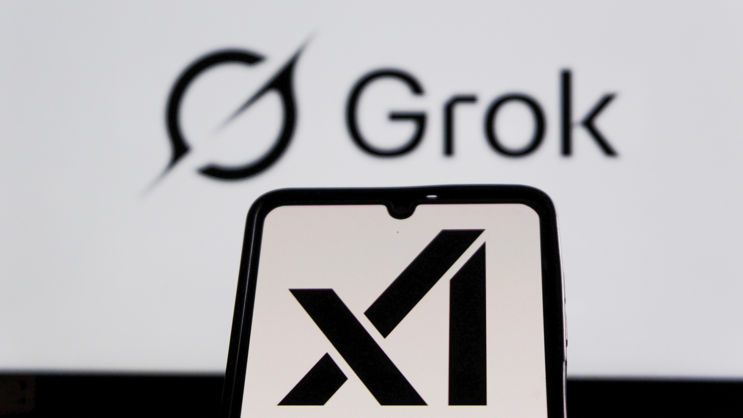 X investiga chatbot Grok por publicações com conteúdo ofensivo e racista