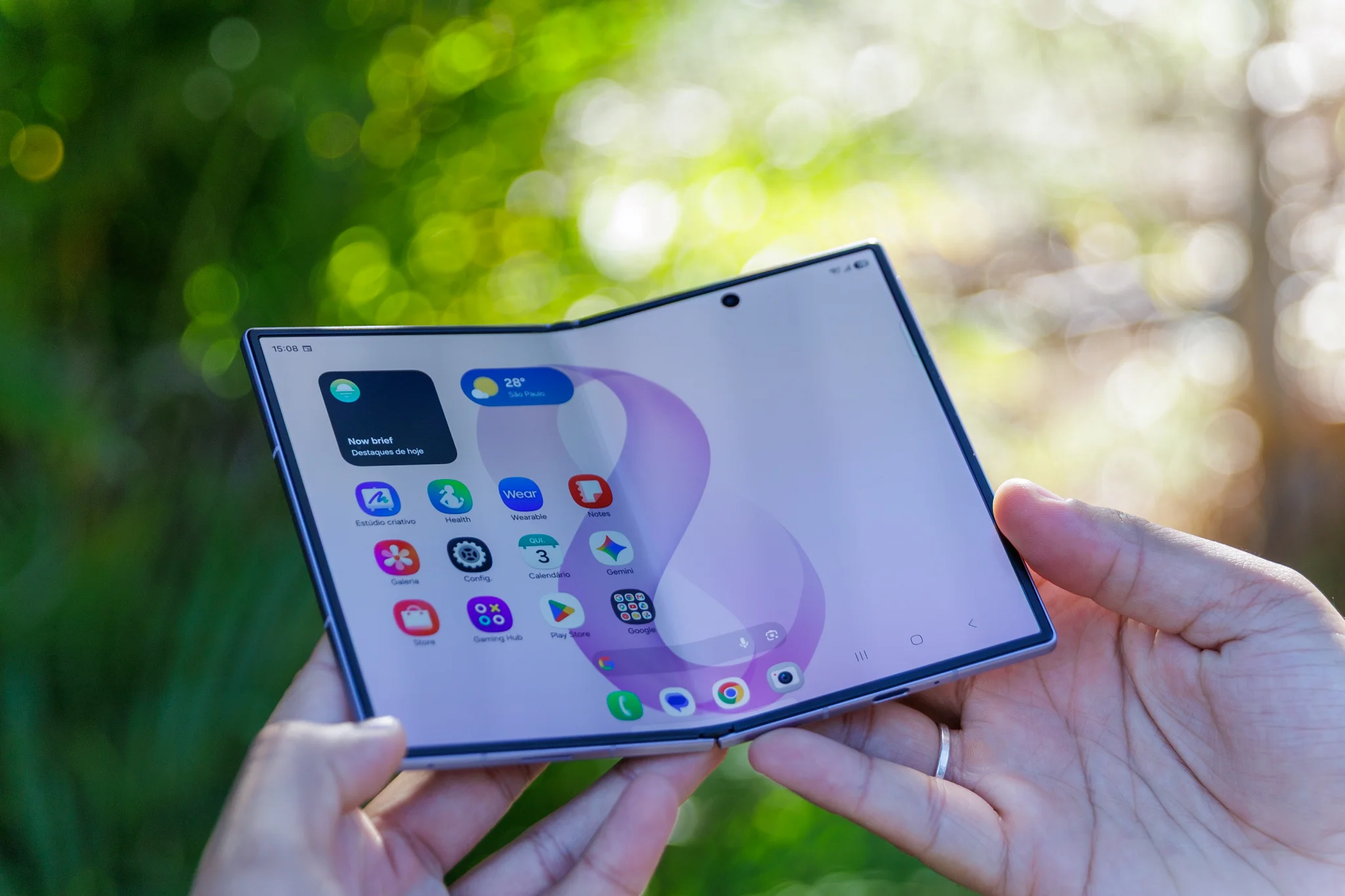 Samsung zoa Apple de novo e põe um “Tim Cook” para testar o Galaxy Z Fold 8