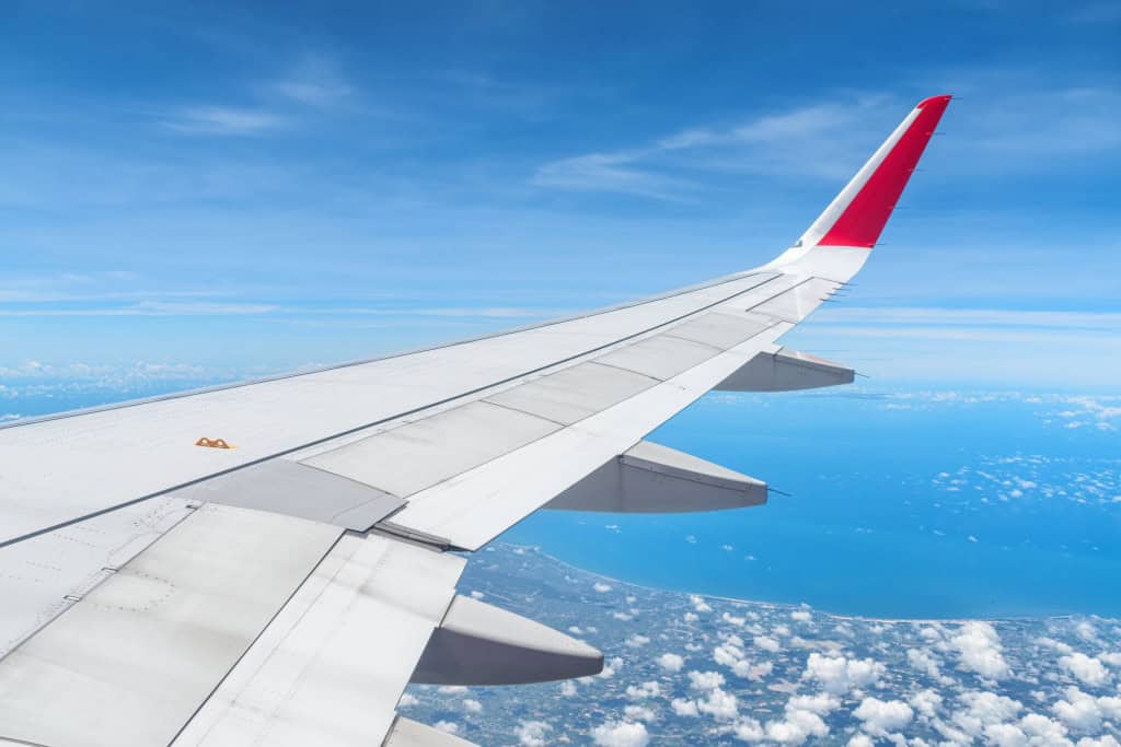 Vai viajar de avião? Nova regra proíbe cobrança para crianças sentarem ao lado dos pais