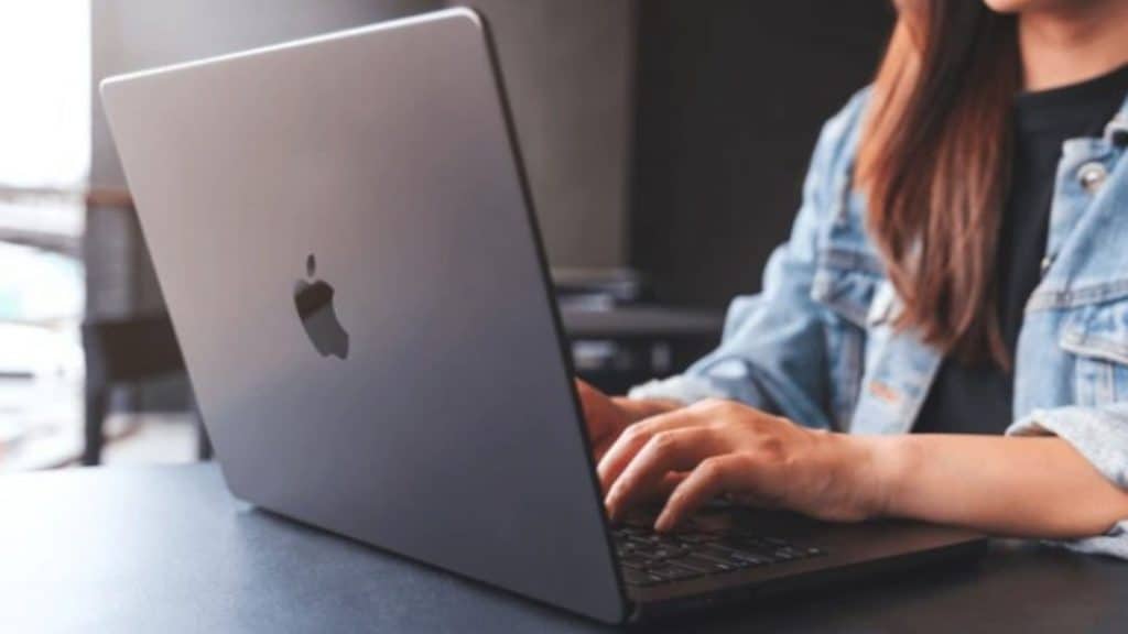 Primeiro MacBook touchscreen terá OLED, processador M5 e Dynamic Island