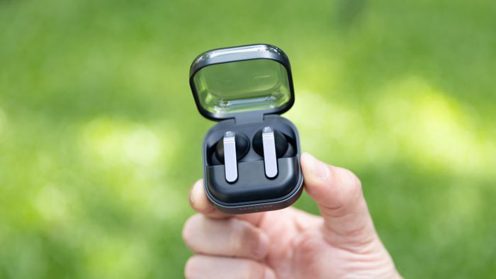 Galaxy Buds 4 aparece com preço no chão: Mercado Livre dá R$ 411 de desconto
