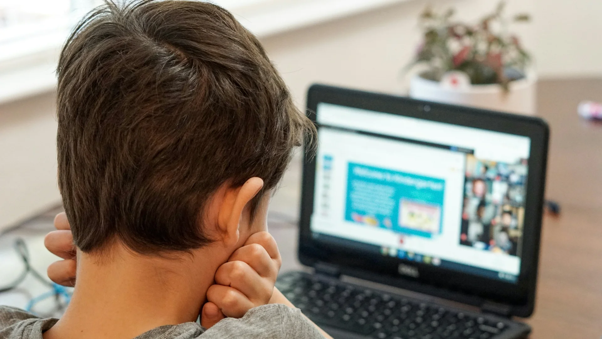 Brasil deveria proibir redes sociais para menores de 16 anos?