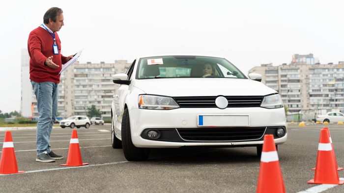 Nova CNH só está mais barata para quem já sabe dirigir; entenda