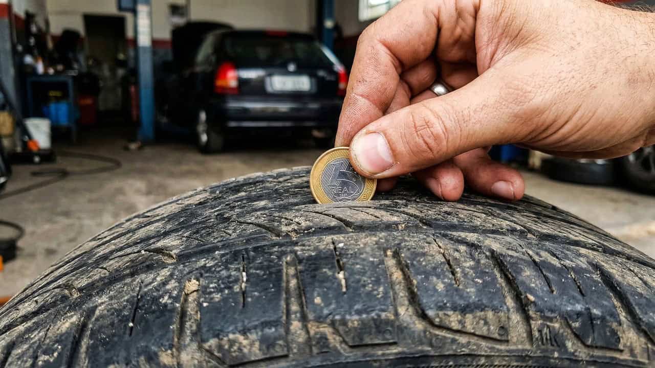 Moeda no pneu do carro revela em segundos se ainda é seguro dirigir