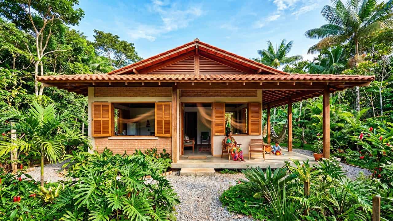 A casa popular pensada para aguentar o calor intenso do Brasil