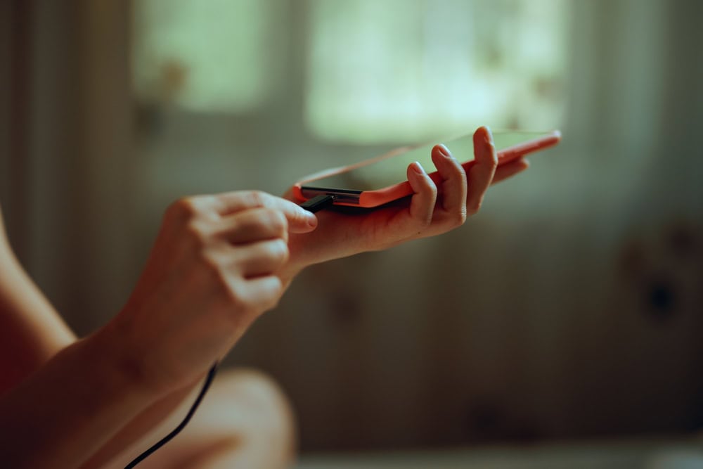 Deixar carregador na tomada sem o celular desperdiça energia?