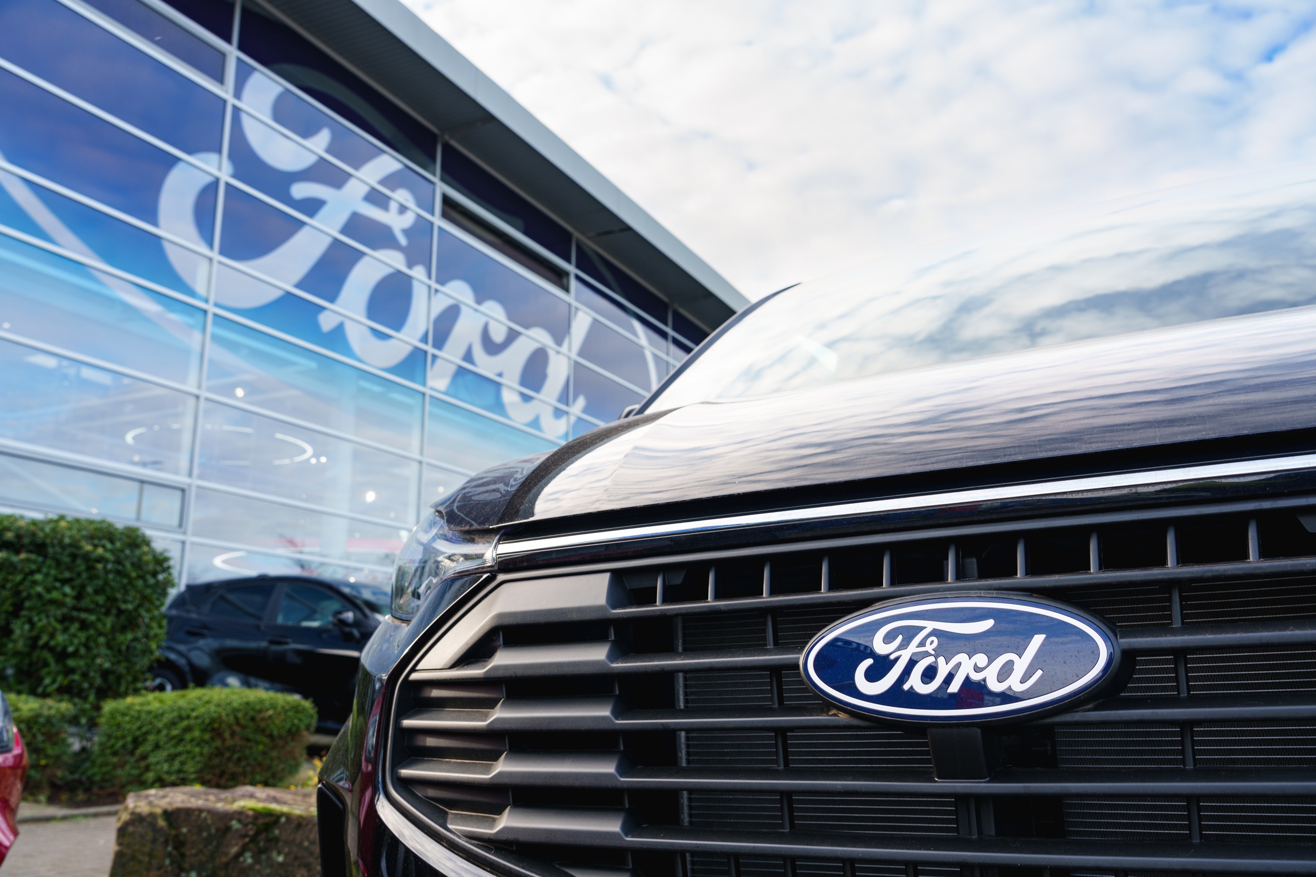 Ford: antes de acidentes fatais, motoristas com sistema semiautônomo se distraíram