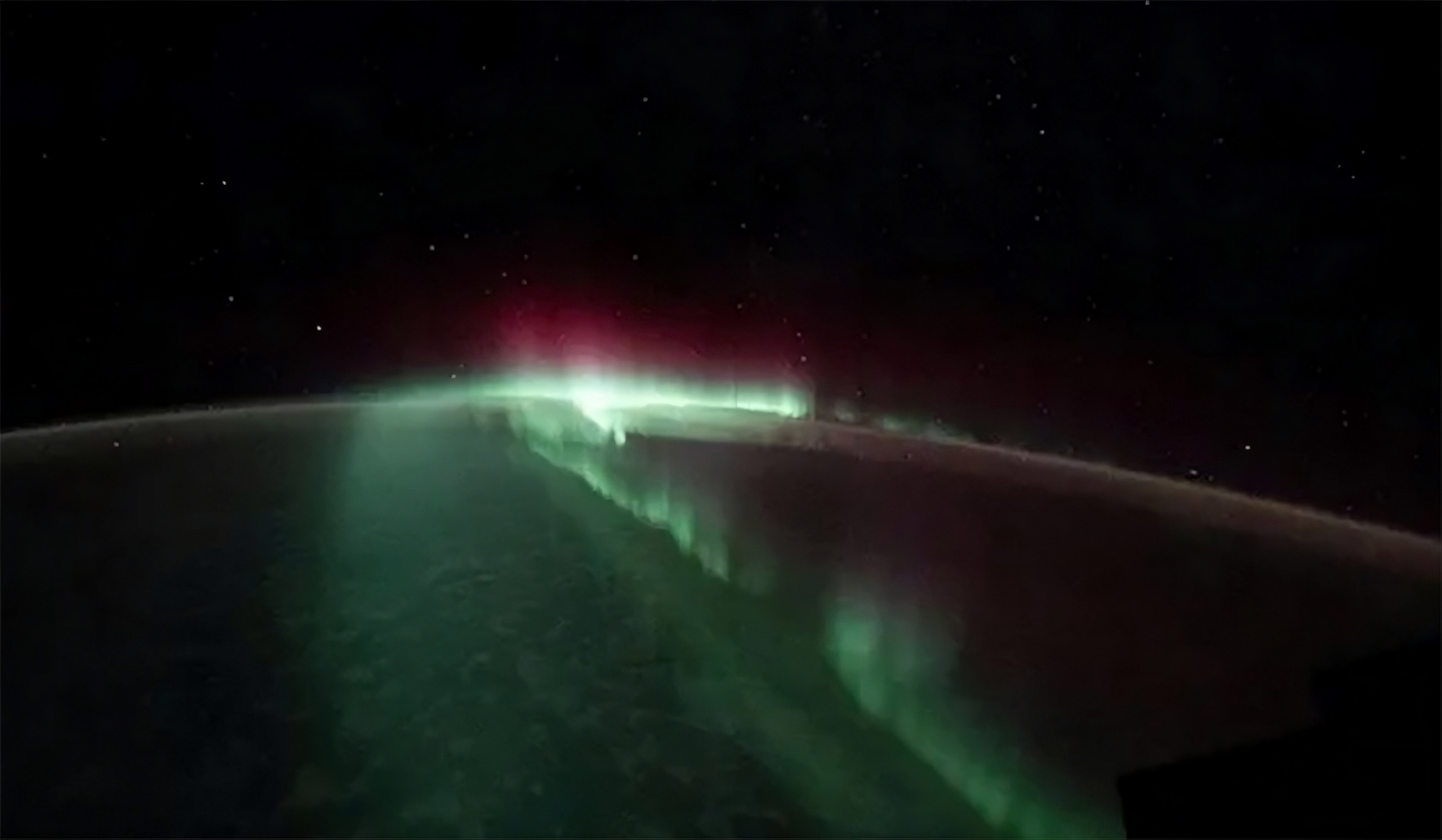 Astronauta no espaço fotografa aurora espetacular na Terra