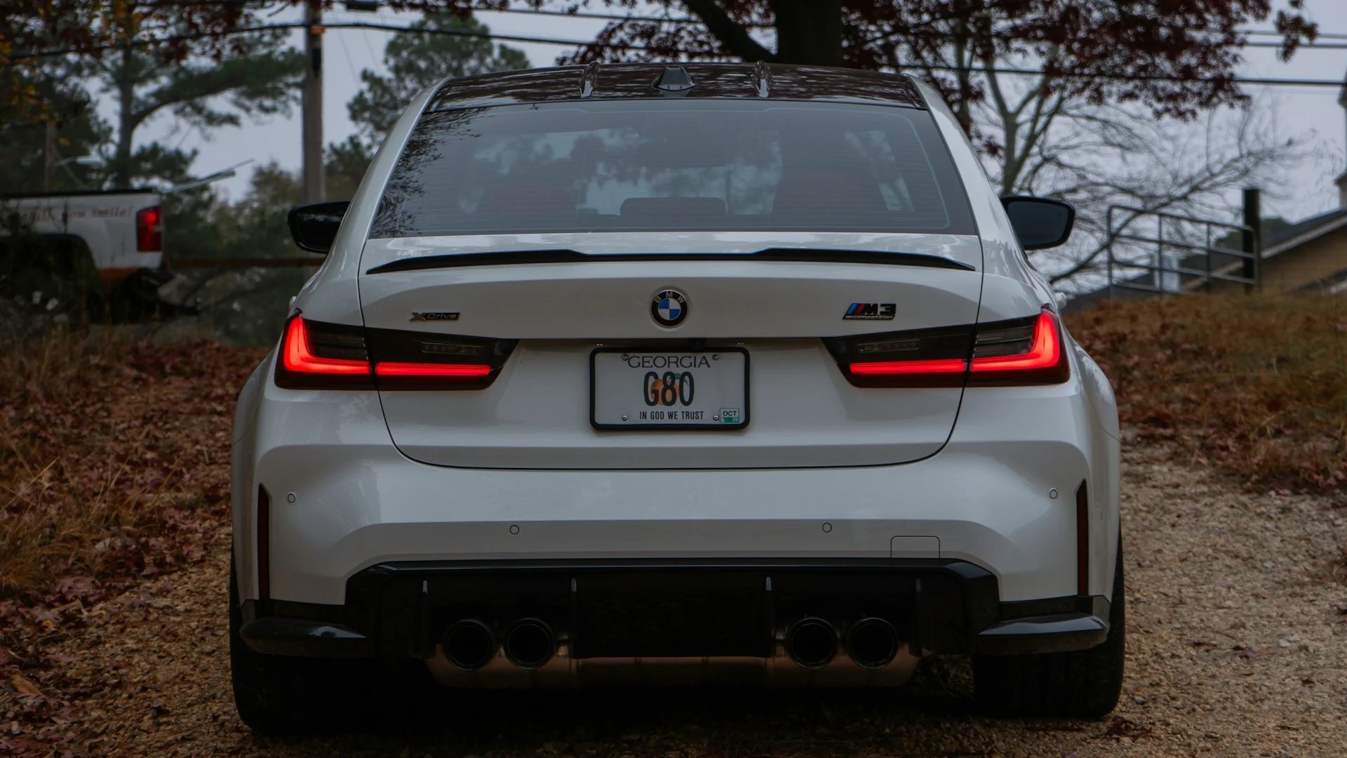 Você sabe por que sedans não têm limpador no vidro traseiro?