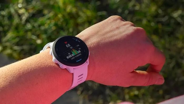 Amazon derruba preço de relógio Forerunner da Garmin com GPS; desconto agressivo