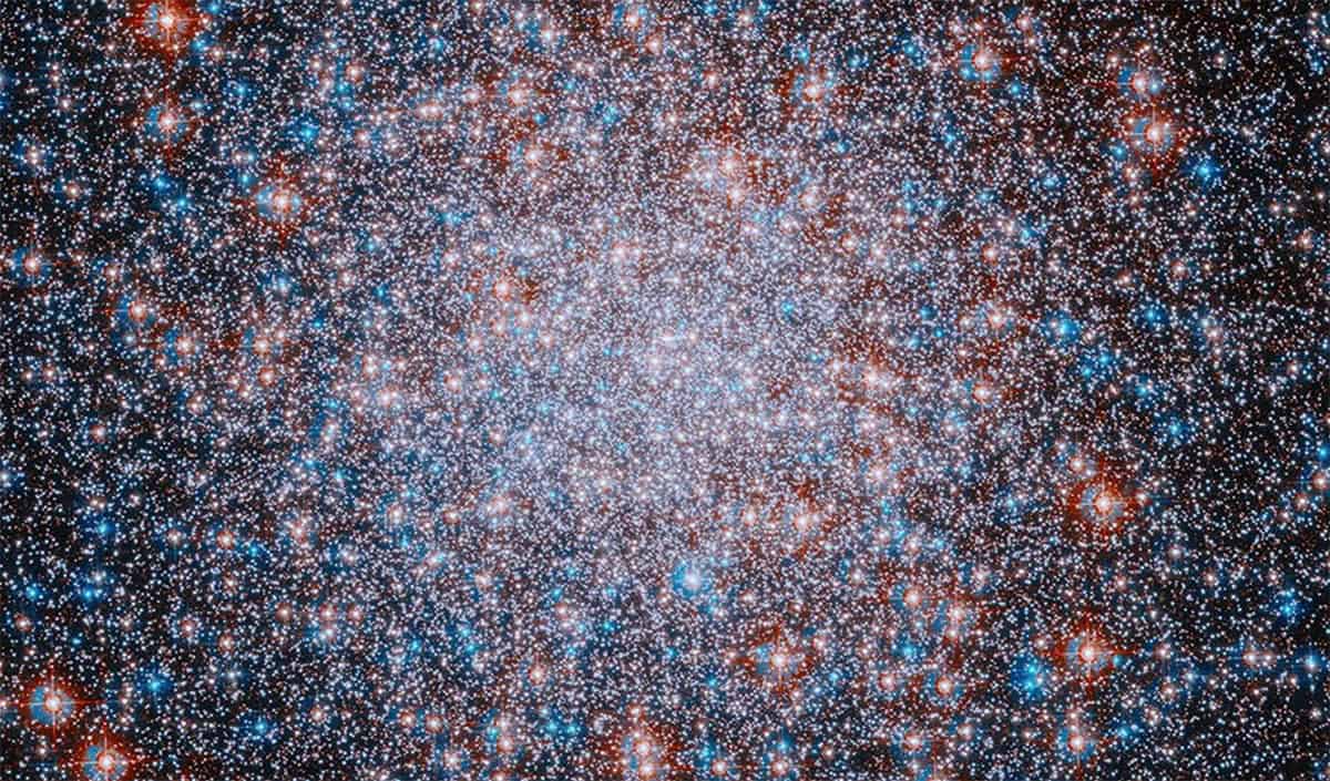 Hubble flagra aglomerado com mais de meio milhão de estrelas