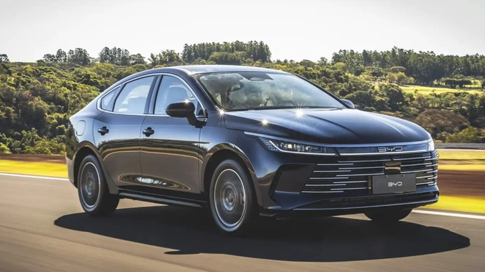 BYD faz queima e vende sedan híbrido mais barato que Corolla