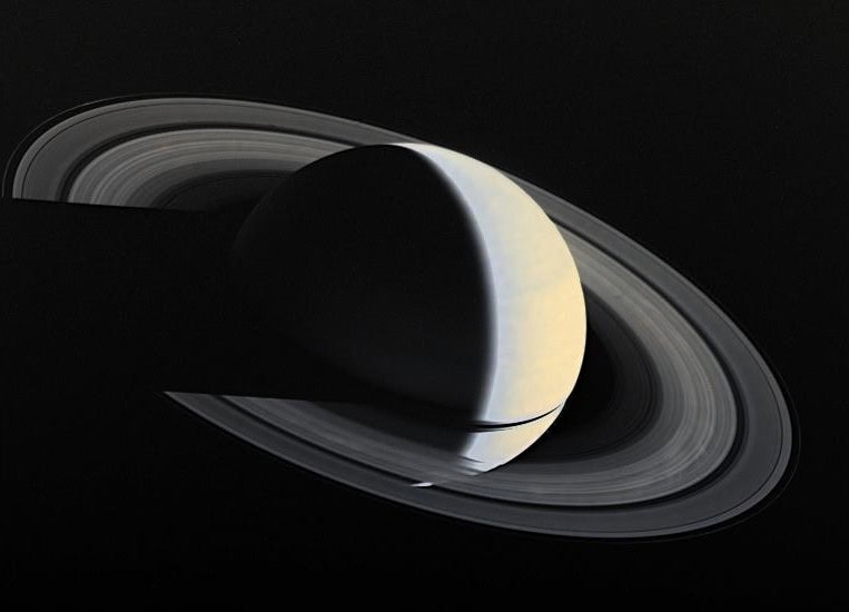 Anéis de Saturno teriam surgido de fragmentos de uma lua despedaçada