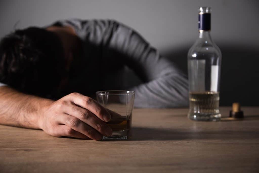 Álcool ajuda a dormir, mas prejudica qualidade do sono, revela estudo