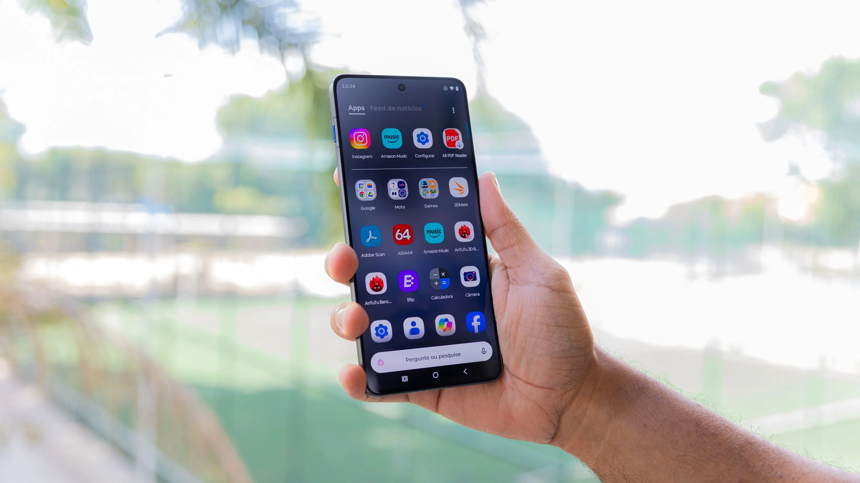 Celular ultrafino da Motorola despenca para R$ 2.429 com cupom