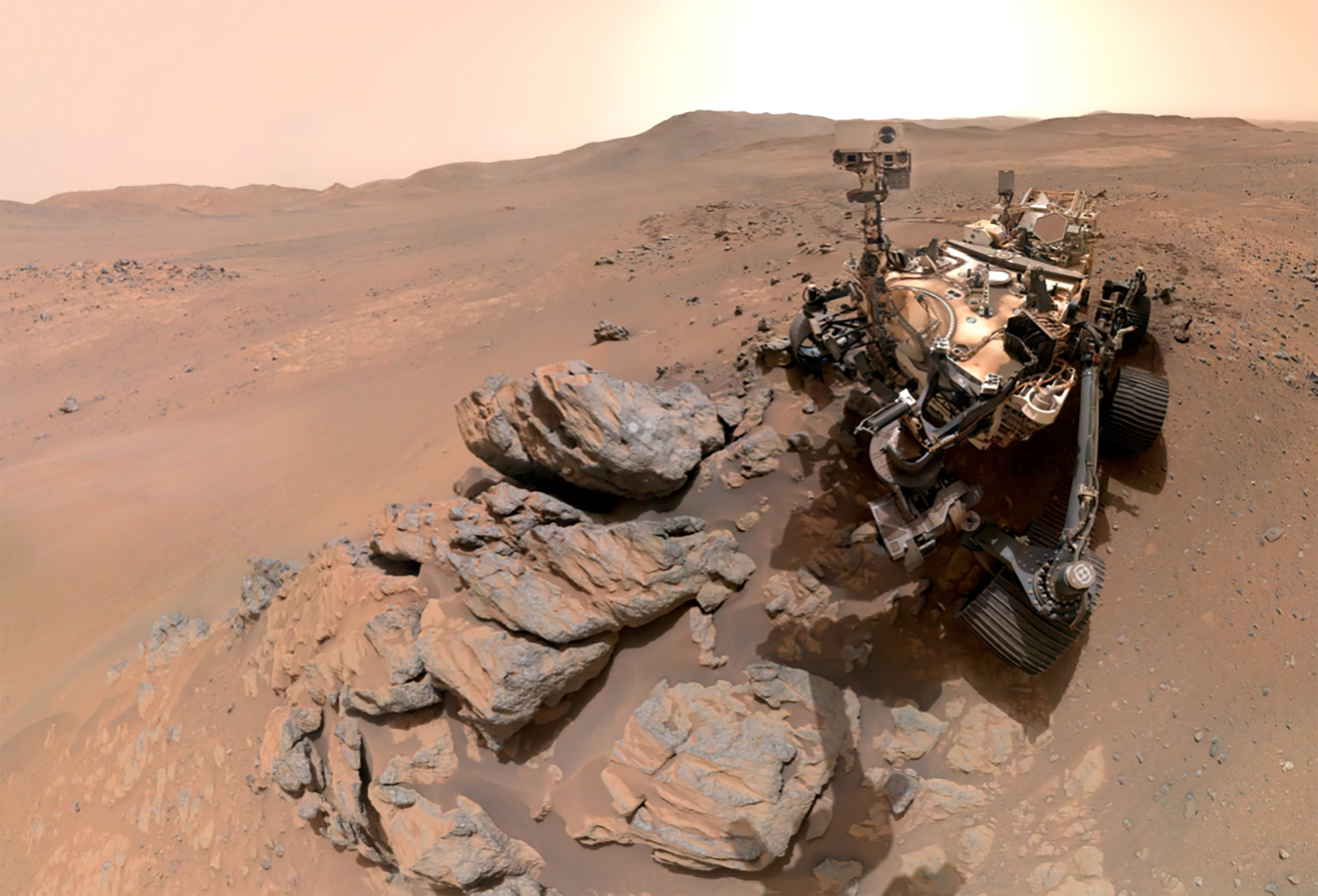 Rover da NASA faz selfie histórica ao lado de rochas gigantescas em Marte 