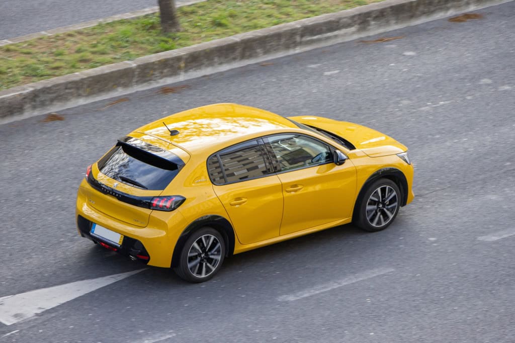 Stellantis convoca recall global de 700 mil carros híbridos por risco de incêndio