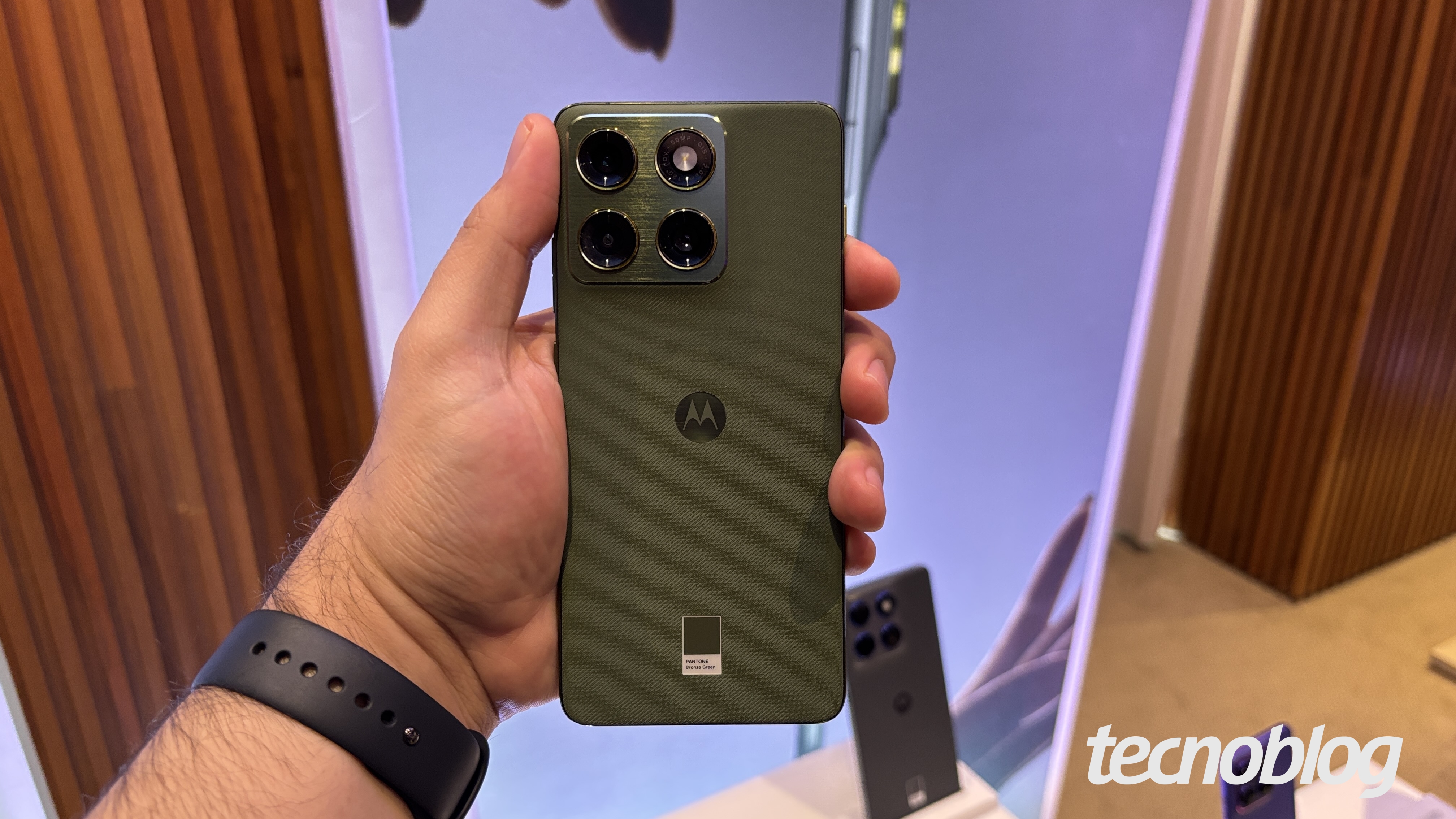 Motorola Edge 70 chega ao Brasil com design fininho; veja quanto custa