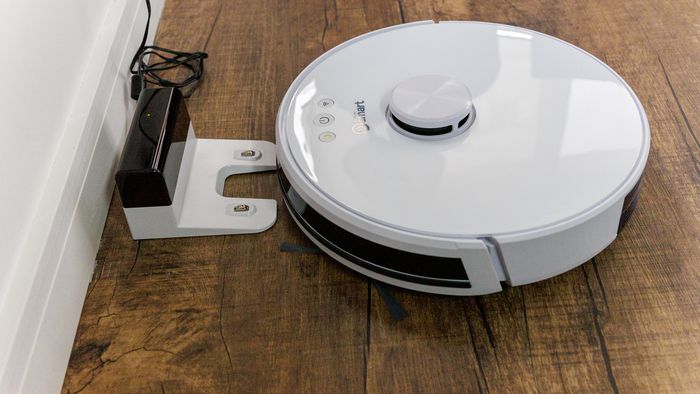 Magalu faz queima de robô que aspira e passa pano em casa grande; menos de R$700