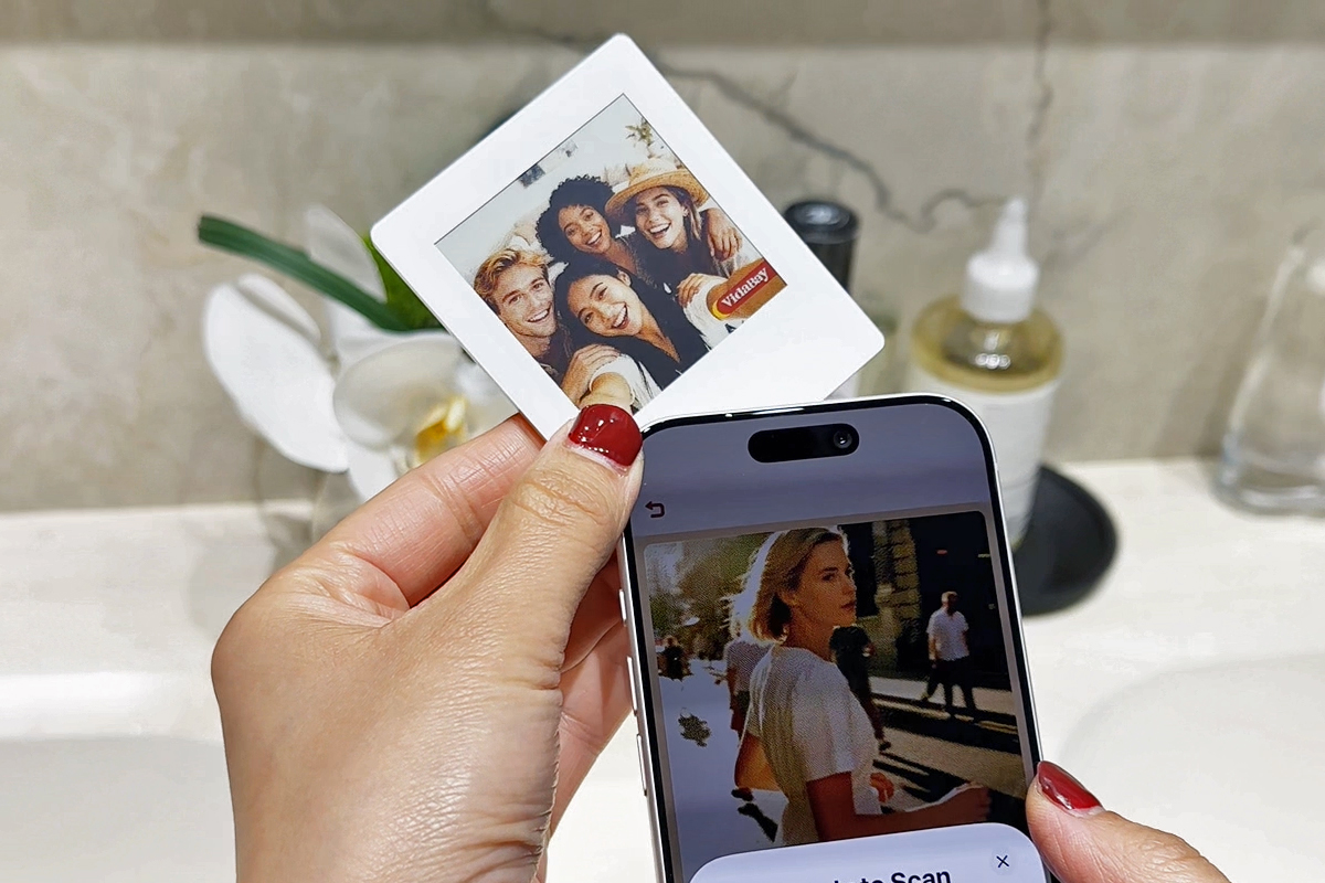 These electronic Polaroids are powered by your phone’s NFC chip