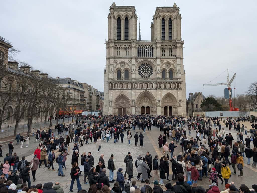 Notre Dame revela tesouros arqueológicos de 1,7 mil anos em escavação histórica