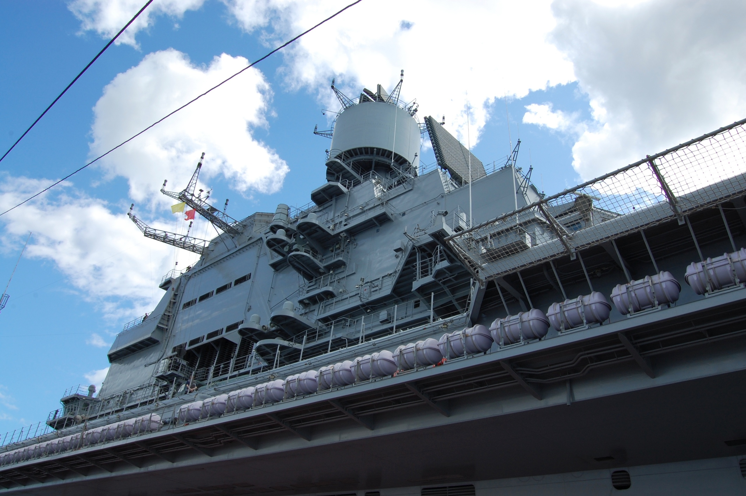 Jornal afirma que marinheiro revelou posição de porta-aviões francês com um app